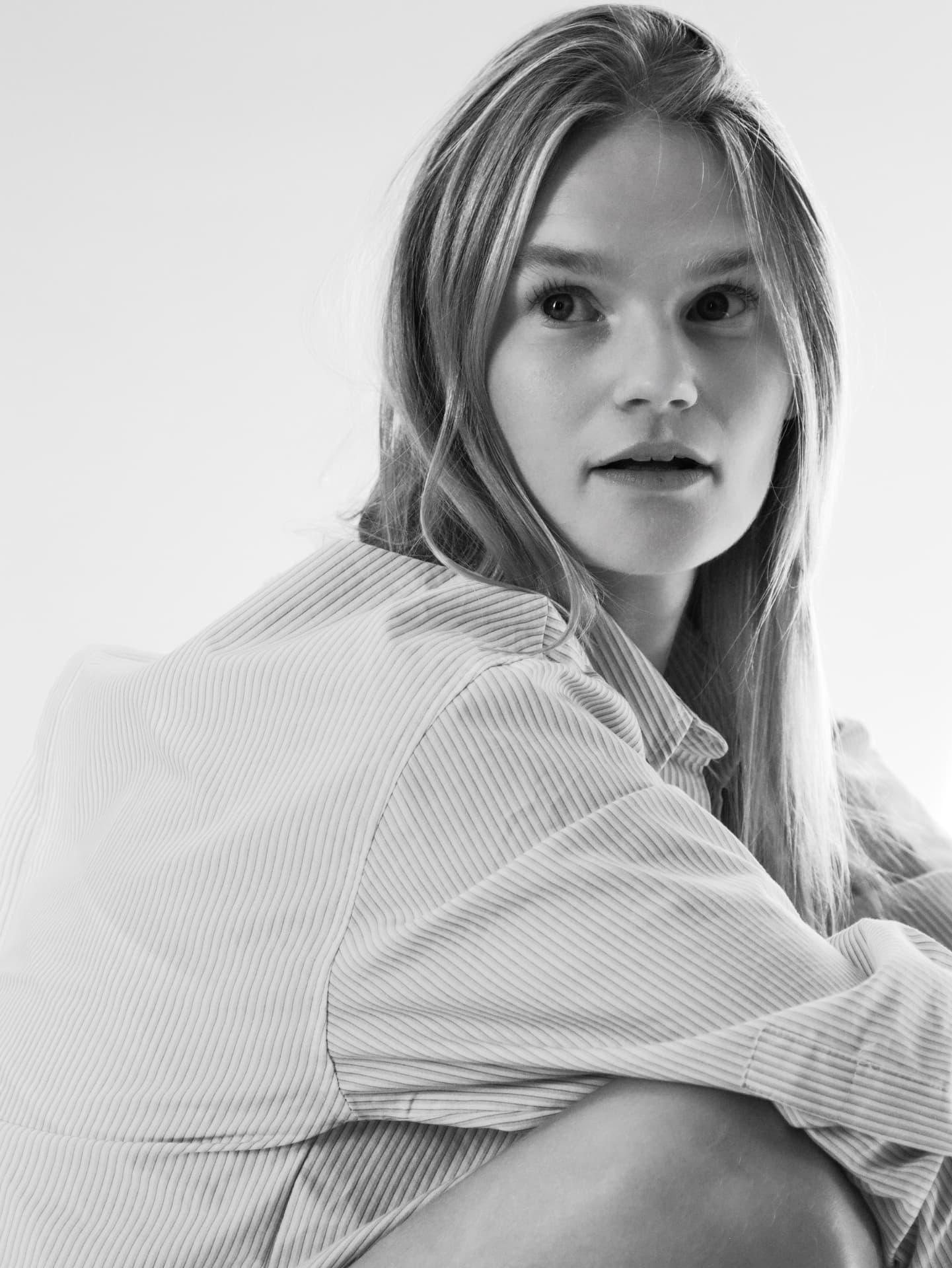 Svartvitt foto av Rebecka Norling som vänder blicken över axeln